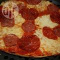 Pepperoni, chorizo en mozzarella pizza