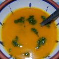 Spicy pumpkin-carrot soup with parsley dressing[...]