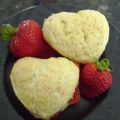 Hartvormige cakejes met slagroom en aardbeien