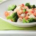 Gebakken rijst met gerookte zalm en broccoli