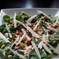 Spinazie salade met veel pijnboompitten,[...]