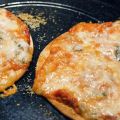 Pizza op een wrap met tomatenpuree, gorgonzola,[...]