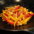 Gewokte Thaise kipcurry met paprika en pinda`s