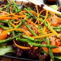 Salade met zalm, aspergetips en een Aziatische[...]