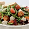 Italiaanse salade met basilicumdressing