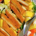 Zomers: Salade met kipschnitzel, mango, wortel,[...]