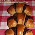 Broodjes (croissants) met chocolade-amandelspijs