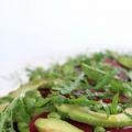 Salade van rode bietjes, avocado en doperwten