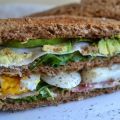 Club sandwich met avocado, ei en gerookte kip