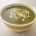 Groene groente soep met kerrieroom