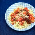 Spaghetti met tomatensaus en worstjes