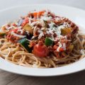 Spaghetti tonno met een pikante tomatensaus