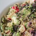 Salade van quinoa, tuinbonen, radijs en avocado