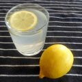 Een goed begin van de dag : water met citroensap