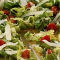 Kaas en ui pizza met Caesar Salad