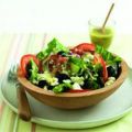 Griekse salade met tahindressing