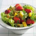 Salade met avocado, mango en aardbeien