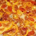 Pizza met gorgonzola, ham, ui, tomaat, paprika[...]