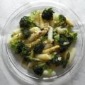 Wit-groene aspergesalade met broccoli