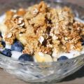 Ontbijt: Yoghurt met blauwe bessen, banaan en[...]