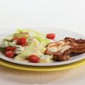 Karbonades en salade met zuiveldressing