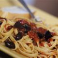 Spaghetti alla puttanesca met basilicum