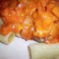 Kip met pasta in een romige tomatensaus