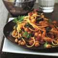 Pittige spaghetti met kikkererwten en spinazie