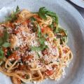 Spaghetti met geroosterde tomaten, pesto,[...]