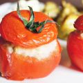 Met kip en feta gevulde tomaten met rozemarijn[...]