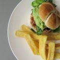 Hamburger van kip met avocado-mayonaise