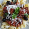 Snelle pasta met aubergine en zwarte olijven