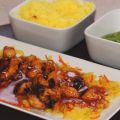 Kip met thaise wokgroenten, rijst en satesaus