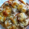 (Mini) Pizza met peer, gorgonzola en mozzarella