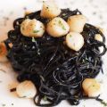 Zwarte spaghetti met mini sint-jacobsvruchten