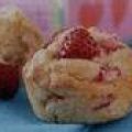 Muffins met roomkaas, rabarber en aardbeien