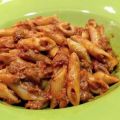 Penne met pulled oats in pikante saus