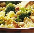 Broccoli met pasta, kip, room en cashewnoten
