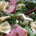Lauw-warme salade met beenham en tuinbonen