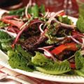 Groene salade met reepjes vlees