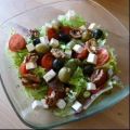 Snelle salade met feta, olijven en walnoten