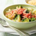 Macaroni met broccoli en ham in roomsaus