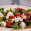 Salade met gemarineerde aardbeien en geitenkaas