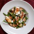 Salade met gegrilde kip en hazelnootolie