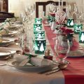 Kersttafel in rood en groen
