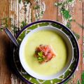Romige ijsbergsoep met gerookte zalm