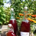 Limonadesiroop van rode bessen
