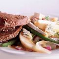Twee-kazensalade met warm brood