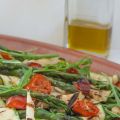 Salade van groene asperges, courgette en tomaat