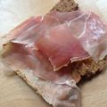 Amandelmeel crackers met tapenade